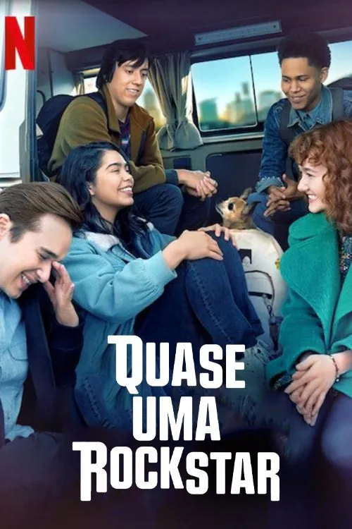 Quase uma Rockstar 1 Cinco jovens e um cachorro sorriem dentro de uma van,com a cidade ao fundo. Clima alegre e de aventura.