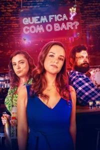 Três pessoas,duas mulheres e um homem barbudo com marca de batom,posam em um bar com iluminação neon vibrante.