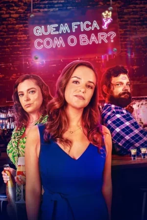 Três pessoas, duas mulheres e um homem barbudo com marca de batom, posam em um bar com iluminação neon vibrante.