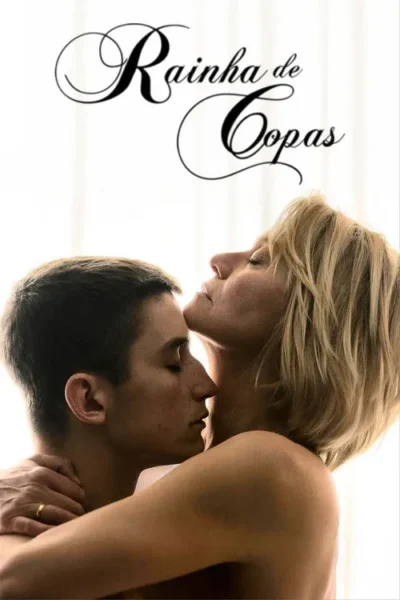 Pôster: Homem e mulher abraçados, olhos fechados, rostos próximos. Fundo branco e luminoso. Transmite intimidade e carinho.