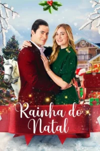 Casal sorridente abraçado em cenário natalino nevado. Casa decorada,árvore iluminada,presentes e um cavalo branco. Clima romântico e festivo.