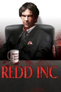 Homem de terno,rosto e roupa ensanguentados,sentado em mesa. Caneca WORLD'S BEST BOSS e machado ensanguentado. Clima sombrio e violento.
