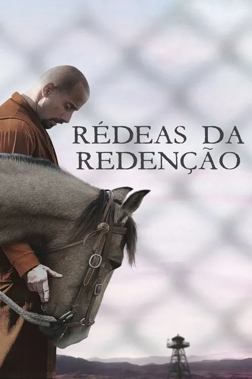 Homem careca em camisa marrom acaricia um cavalo. Grade e torre de vigia ao fundo, sobre paisagem desértica. Clima reflexivo.