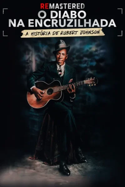 Jovem negro de terno e chapéu toca violão, olhando para frente, sobre fundo escuro esfumaçado. Clima de blues clássico.