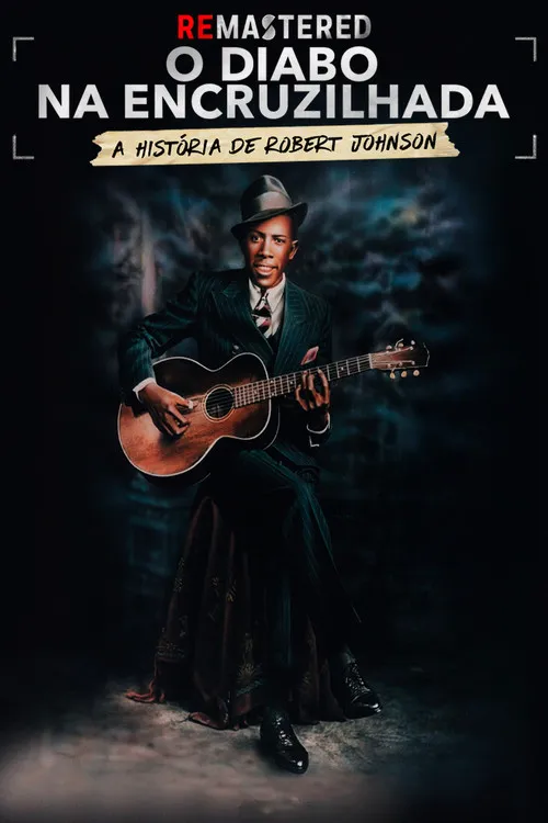 Jovem negro de terno e chapéu toca violão, olhando para frente, sobre fundo escuro esfumaçado. Clima de blues clássico.