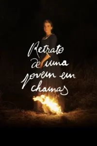 Mulher séria em vestido escuro,em pé na noite,com chamas dramáticas rodeando a barra de seu vestido e a grama seca.