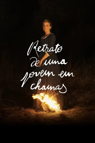 Mulher séria em vestido escuro, em pé na noite, com chamas dramáticas rodeando a barra de seu vestido e a grama seca.