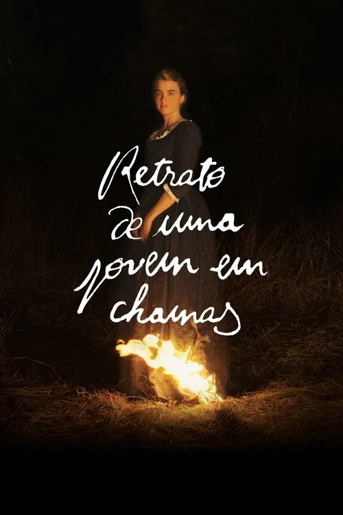 Mulher séria em vestido escuro,em pé na noite,com chamas dramáticas rodeando a barra de seu vestido e a grama seca.