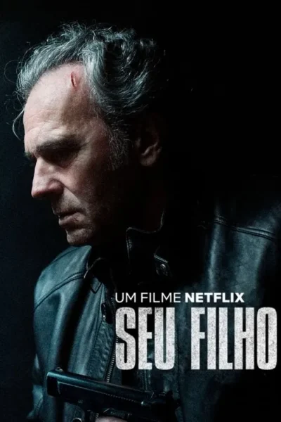 Homem sério de perfil, cabelo grisalho e ferimento na testa. Usa jaqueta de couro e segura uma pistola. Fundo escuro, clima tenso.