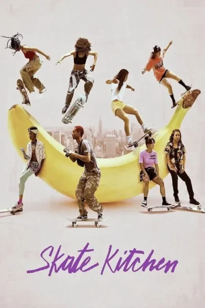 Sete jovens skatistas diversos em pose dinâmica e saltando em uma banana gigante, sobre um fundo de silhueta de cidade. Clima urbano e energético.