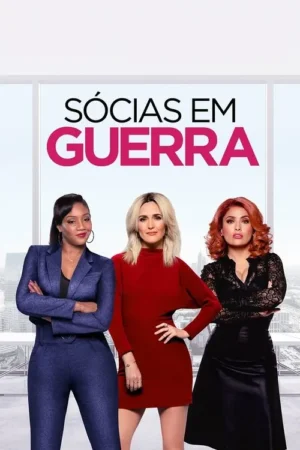 Três mulheres confiantes, em trajes de negócios e estilosos, posam em um escritório moderno com vista panorâmica da cidade.