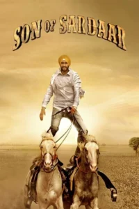 Homem de turbante,camisa clara,de pé sobre dois cavalos galopando. Cenário amplo e dourado,com luz forte do sol ao fundo.