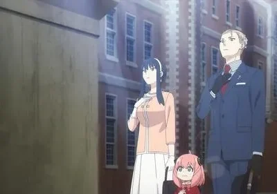 Família de anime (homem de terno, mulher elegante, menina de rosa) posa em frente a um grande edifício de tijolos ao sol.
