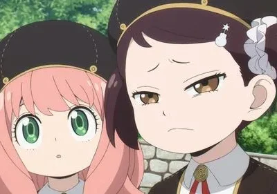Duas meninas anime, uma com cabelo rosa e expressão surpresa, outra com cabelo castanho e carranca, em uniformes de estudante ao ar livre.