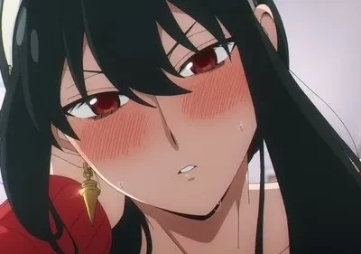Mulher anime de cabelos pretos e olhos vermelhos, com bochechas coradas e gotas de suor. Veste vermelho e parece envergonhada.