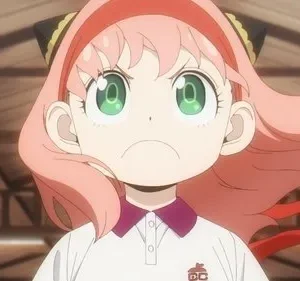 Uma garota anime de cabelo rosa, olhos verdes e expressão brava, usando um polo escolar contra um fundo de madeira.