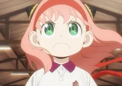 Uma garota anime de cabelo rosa, olhos verdes e expressão brava, usando um polo escolar contra um fundo de madeira.