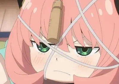 Menina anime de cabelo rosa e olhos verdes, com expressão determinada. Um frasco amarrado à testa e fios brancos cruzam seu rosto.