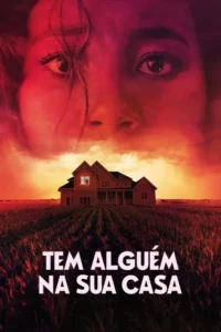 Olhos assustados no céu vermelho pairam sobre uma casa isolada em um campo. Uma silhueta escura está na janela. Clima tenso de horror.