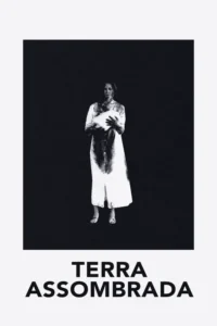 Pôster em preto e branco. Mulher de vestido branco manchado segura um bebê contra fundo escuro. Clima inquietante.