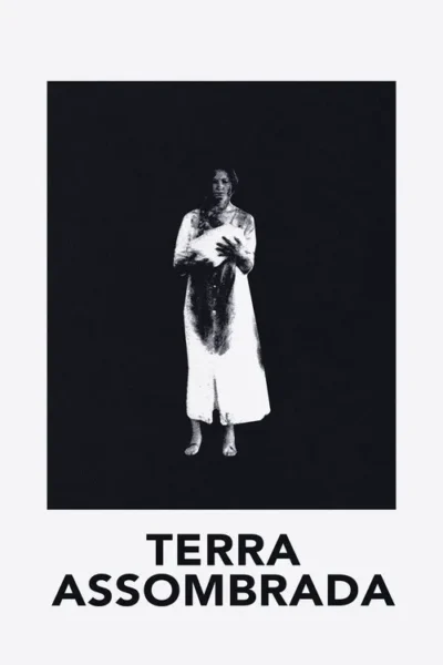 Pôster em preto e branco. Mulher de vestido branco manchado segura um bebê contra fundo escuro. Clima inquietante.