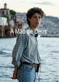 Pôster:Jovem de cabelo encaracolado em foco,olhando para o espectador. Ao fundo,uma cidade costeira com mar calmo. Atmosfera reflexiva.