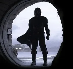 Personagem blindado de capacete e capa em silhueta, em porta redonda. Cenário: paisagem desolada com água e nave distante. Clima épico.