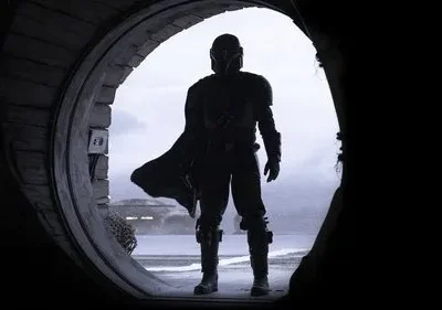 Personagem blindado de capacete e capa em silhueta, em porta redonda. Cenário: paisagem desolada com água e nave distante. Clima épico.