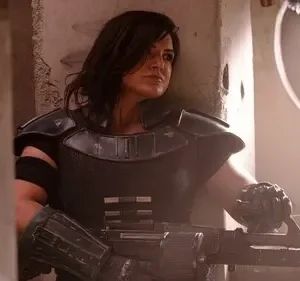 Mulher de cabelo escuro em armadura tática preta segura arma pesada. Olhar determinado num ambiente sombrio com janela redonda e fumaça.