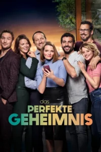 Sete adultos sorridentes (4 homens,3 mulheres) em grupo. Uma mulher olha o celular. Fundo com pôr do sol e árvores. Clima amigável.