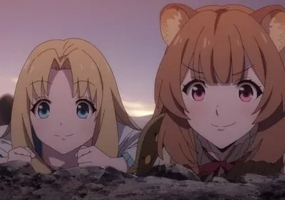 Duas garotas de anime, uma loira e outra com orelhas de animal, espreitam com sorrisos no crepúsculo. Fundo montanhoso.