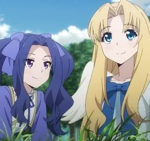 Duas jovens anime sorrindo em um campo verde. Uma tem cabelo roxo, a outra cabelo loiro e asas brancas. Céu azul e montanhas ao fundo.