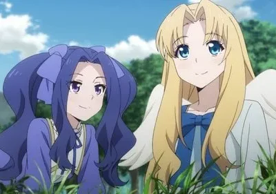 Duas jovens anime sorrindo em um campo verde. Uma tem cabelo roxo, a outra cabelo loiro e asas brancas. Céu azul e montanhas ao fundo.
