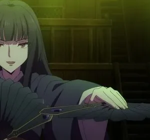 Mulher anime séria de cabelo escuro em traje tradicional, segurando leque e pena. Fundo escuro com janela colorida vibrante.
