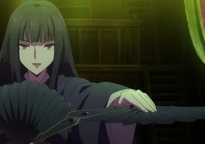 Mulher anime séria de cabelo escuro em traje tradicional, segurando leque e pena. Fundo escuro com janela colorida vibrante.