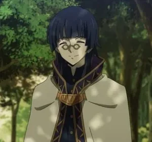 Jovem de anime de cabelo azul e óculos redondos sorri gentilmente. Veste capa clara com detalhes dourados, em uma floresta verde. Clima sereno.