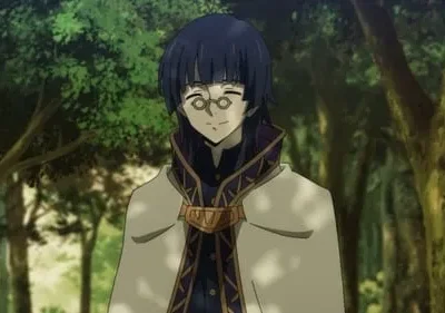 Jovem de anime de cabelo azul e óculos redondos sorri gentilmente. Veste capa clara com detalhes dourados, em uma floresta verde. Clima sereno.