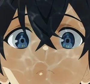 Anime boy de cabelo preto e olhos azuis, com reflexos de água ondulando no rosto. Ele olha para cima, com céu azul e nuvens ao fundo.