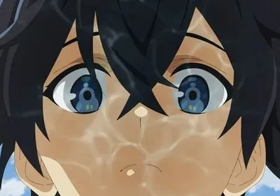 Anime boy de cabelo preto e olhos azuis, com reflexos de água ondulando no rosto. Ele olha para cima, com céu azul e nuvens ao fundo.