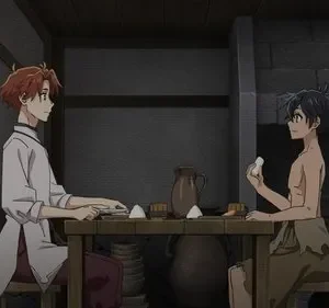 Dois jovens se olham em uma cozinha rústica. Um de túnica branca, o outro sem camisa com trapos, segura um bolinho. Clima simples.