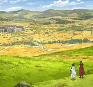 Dois personagens de costas em uma colina verde observam uma cidade murada circular em um vale com campos dourados e montanhas. Cena épica.