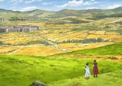 Dois personagens de costas em uma colina verde observam uma cidade murada circular em um vale com campos dourados e montanhas. Cena épica.