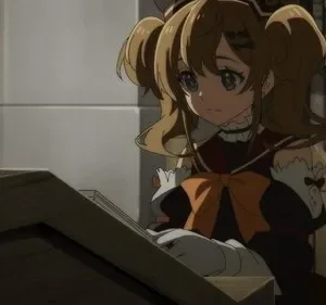 Garota anime de pigtails e vestido escuro com laço laranja lendo um livro. Em uma biblioteca com prateleiras cheias de volumes, clima contemplativo.