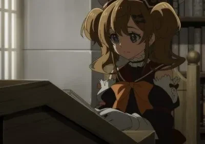 Garota anime de pigtails e vestido escuro com laço laranja lendo um livro. Em uma biblioteca com prateleiras cheias de volumes, clima contemplativo.
