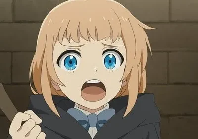 Menina anime loira de olhos azuis arregalados, boca aberta e suor no rosto, expressando susto. Veste túnica escura. Fundo de tijolos.