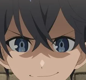 Close-up de personagem de anime masculino com cabelo escuro, olhos azuis penetrantes e um sorriso malicioso. O olhar é intenso e astuto.