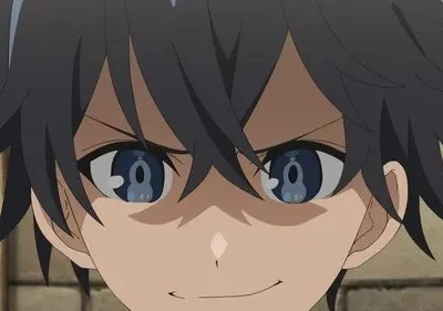 Close-up de personagem de anime masculino com cabelo escuro, olhos azuis penetrantes e um sorriso malicioso. O olhar é intenso e astuto.