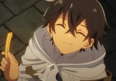 Jovem anime de cabelos escuros e capa branca sorri com os olhos fechados, segurando uma batata frita dourada. Fundo de pedras escuras.