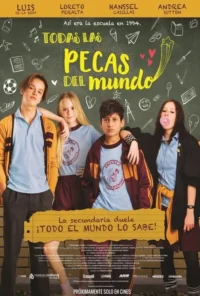 Quatro adolescentes em uniforme escolar posam contra um quadro-negro com desenhos de escola. Uma garota sopra chiclete. Clima jovem.