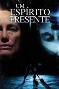 Mulher tensa e figura fantasmagórica em cima;silhueta cavando no chão azulado. Clima sombrio e misterioso.